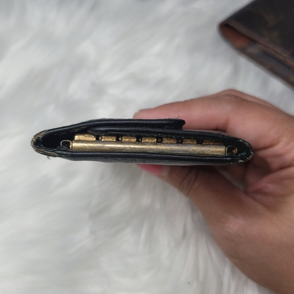 Louis Vuitton Taiga Leather 6 Key Holder - Picture 10 of 10